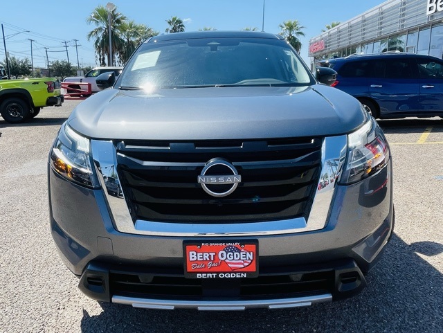 2023 Nissan Pathfinder SL photo 2