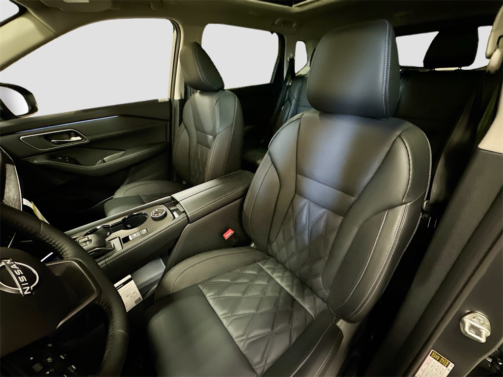 2025 Nissan Rogue Platinum photo 6