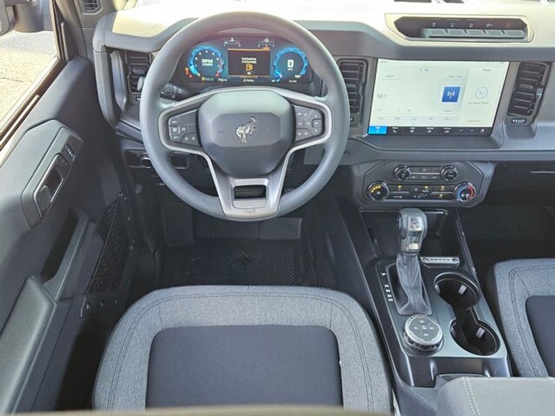 2025 Ford Bronco Base photo 7