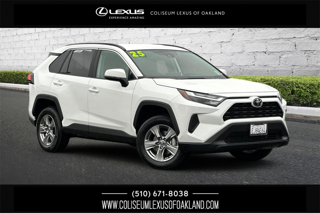 2025 Toyota RAV4 XLE's photo