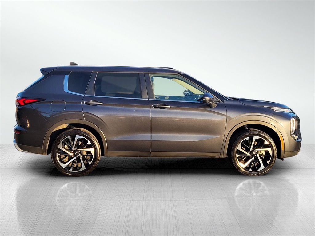 2024 Mitsubishi Outlander SE photo 4