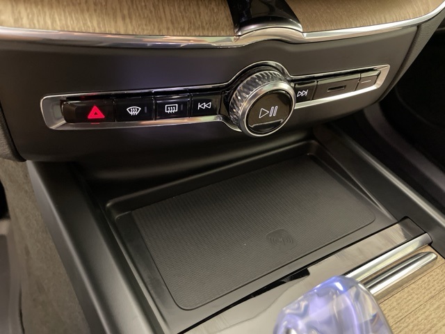 2026 Volvo XC60 Plus photo 32