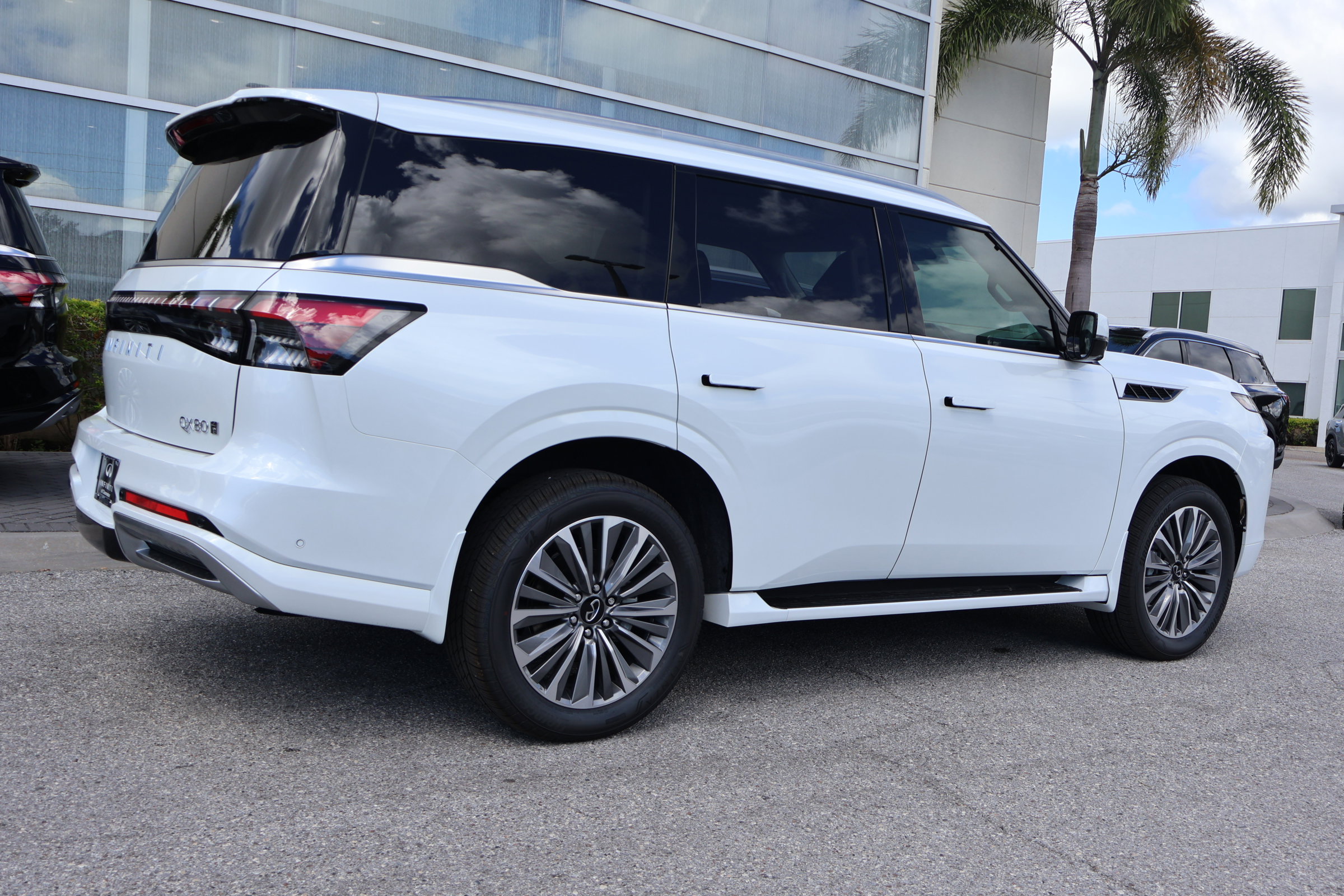 2026 Infiniti QX80 Luxe photo 5