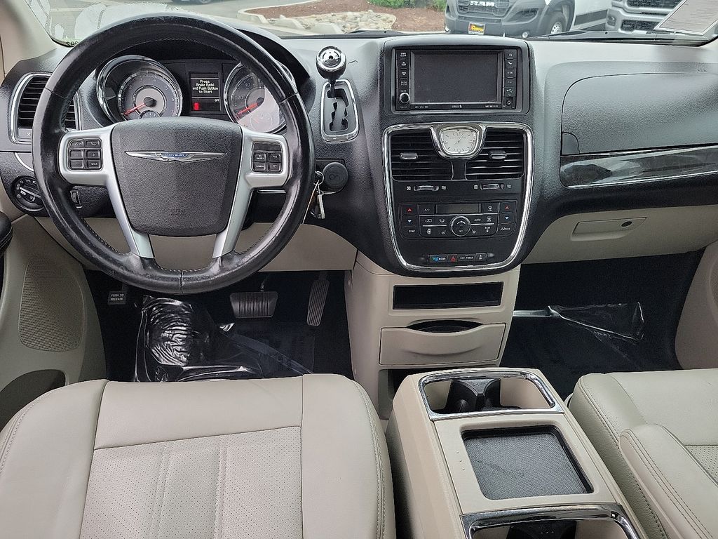 2013 Chrysler Town & Country photo 4