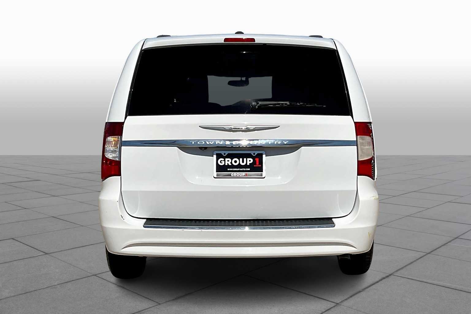 2014 Chrysler Town & Country Touring photo 4