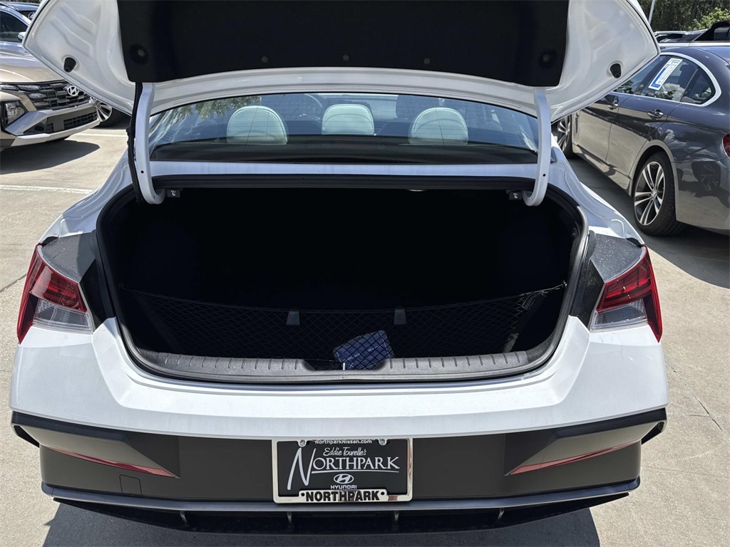 2025 Hyundai Elantra Hybrid Limited photo 4