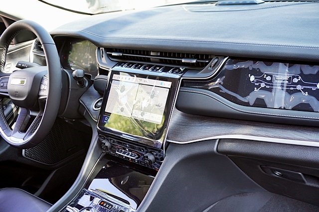 New 2023 Bright White Clear-Coat Exterior Paint Jeep 4xe image 12