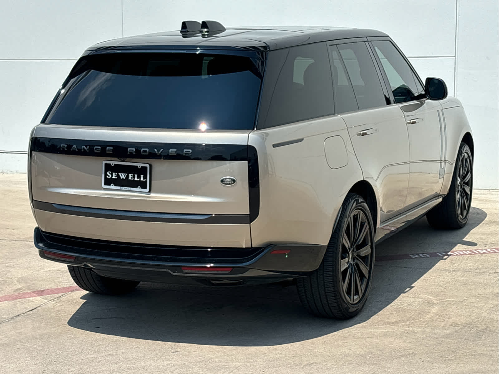 2023 Land Rover Range Rover SE photo 3