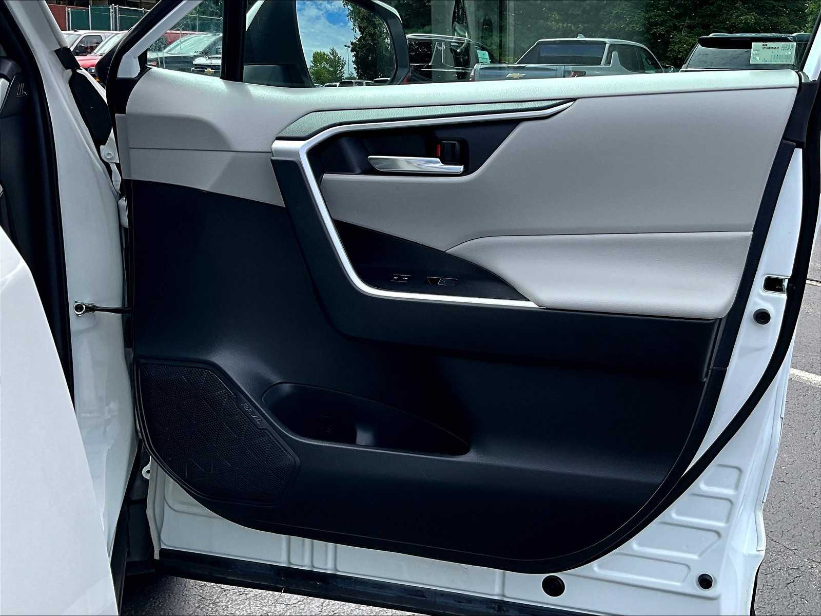 2023 Toyota RAV4 XLE photo 12