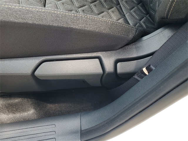 2025 Nissan Kicks SV photo 9