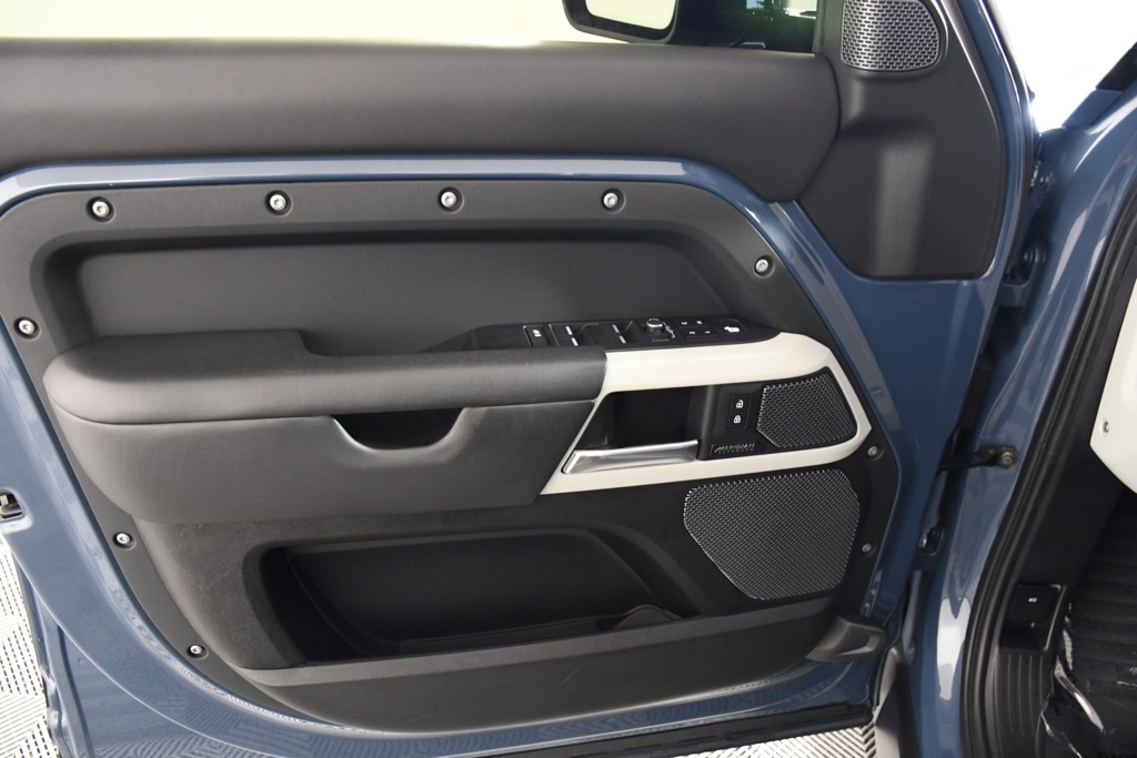 2022 Land Rover Defender 110 X-Dynamic HSE photo 14