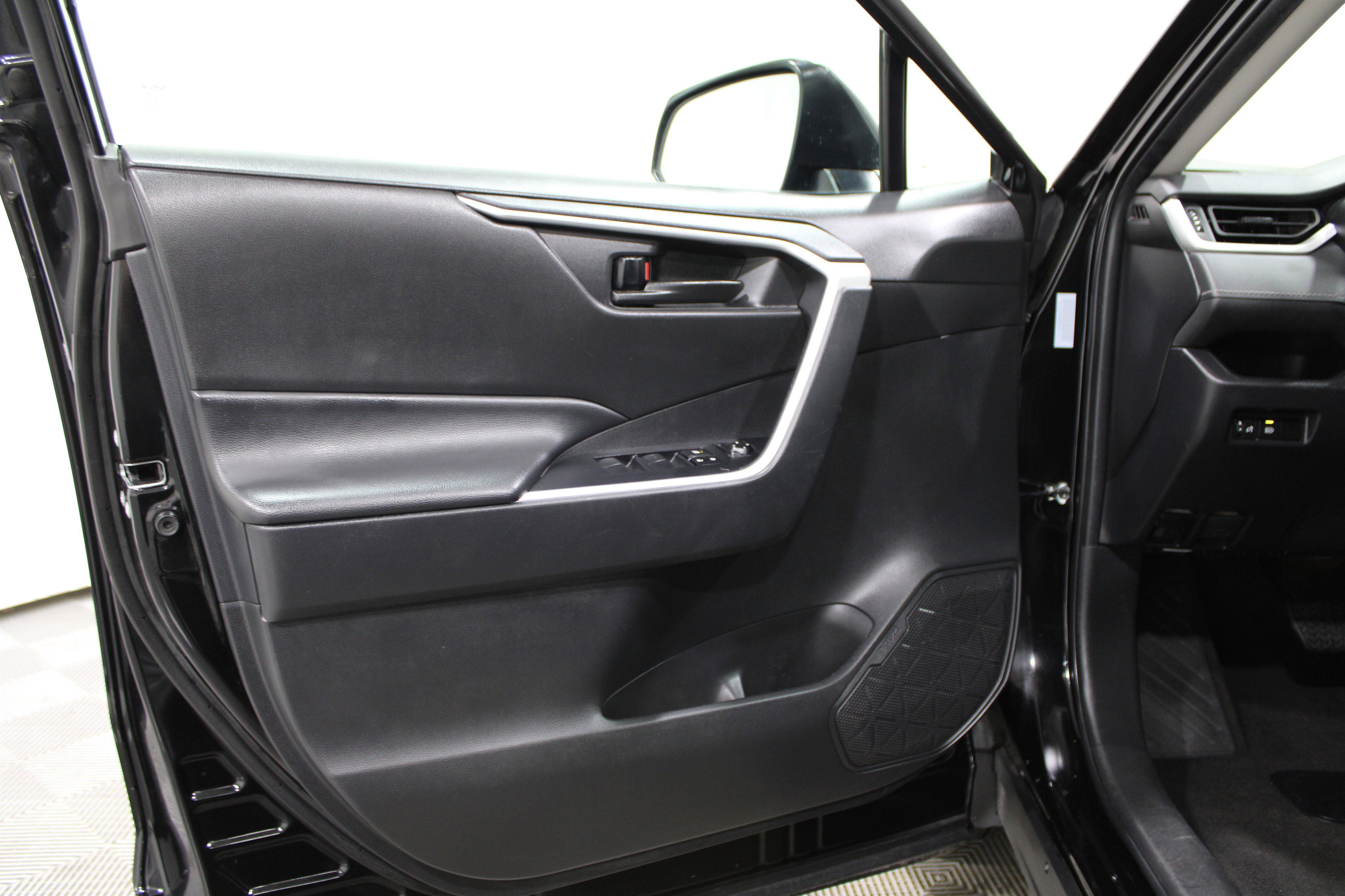 2024 Toyota RAV4 LE photo 4