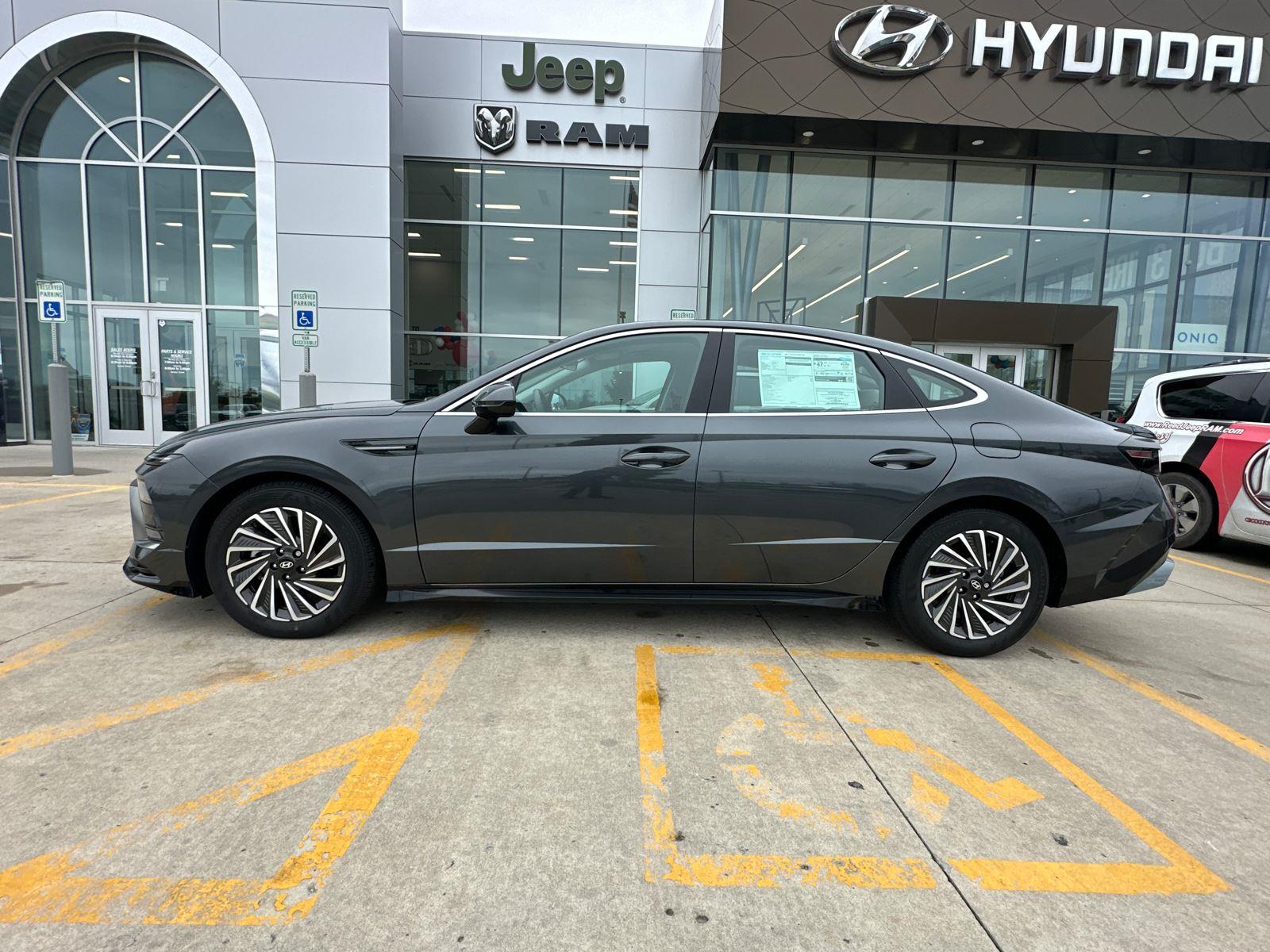 2024 Hyundai Sonata Hybrid SEL photo 2