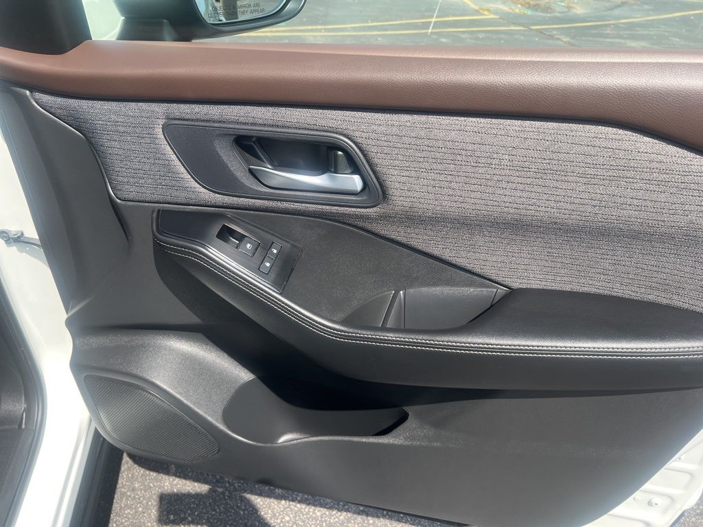 2023 Nissan Rogue SV photo 16