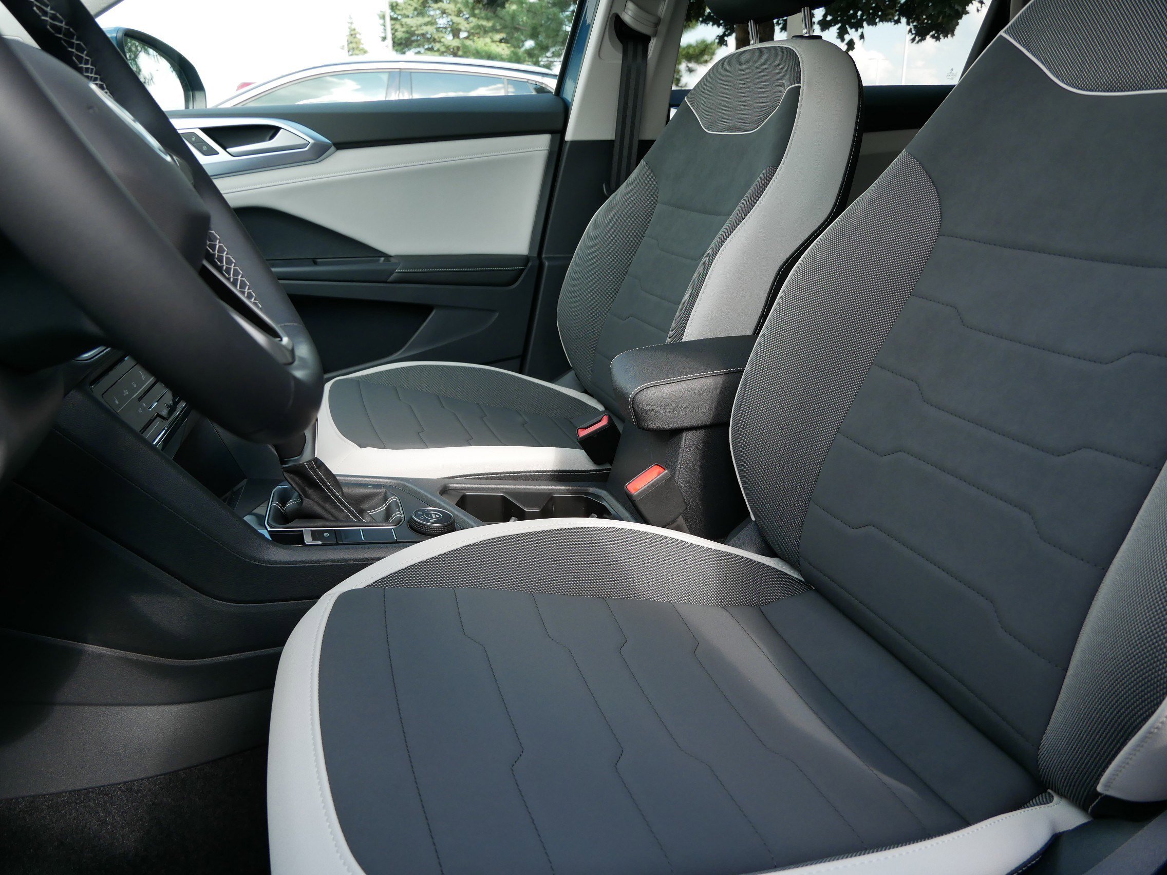 2025 Volkswagen Taos SE photo 3