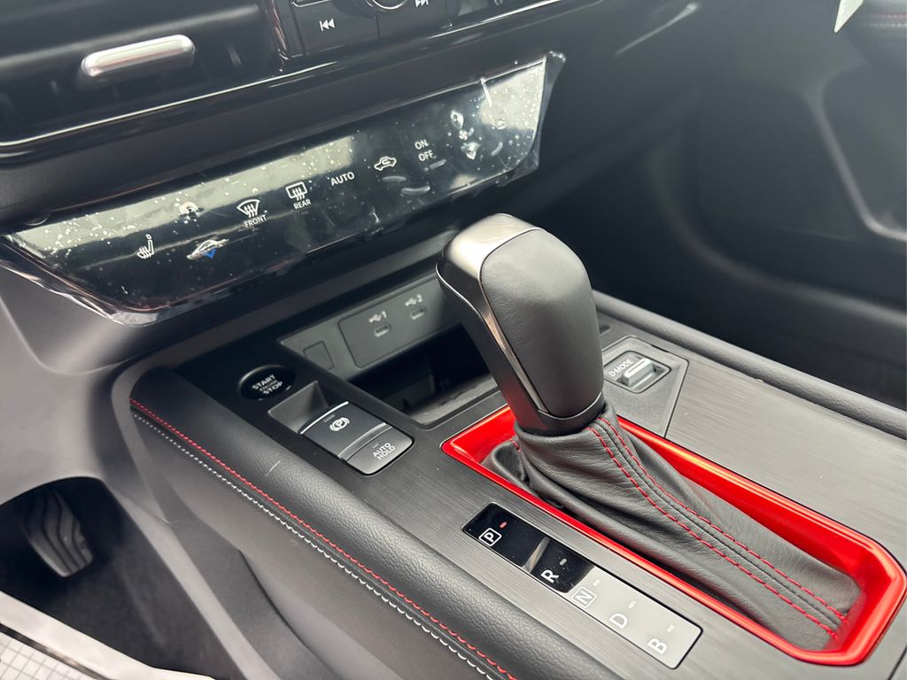2025 Nissan Kicks SR photo 11