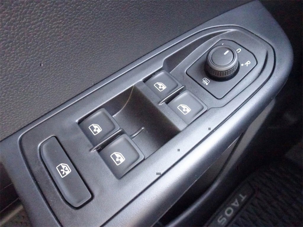 2024 Volkswagen Taos SE photo 18