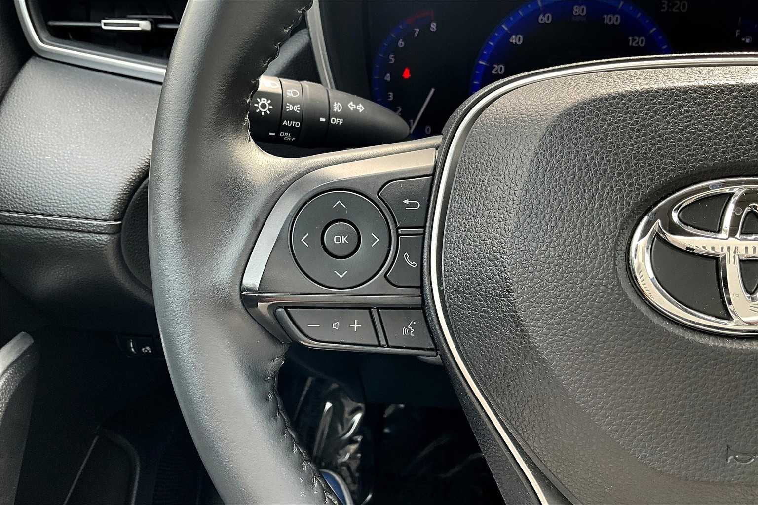 2022 Toyota Corolla Cross XLE photo 22