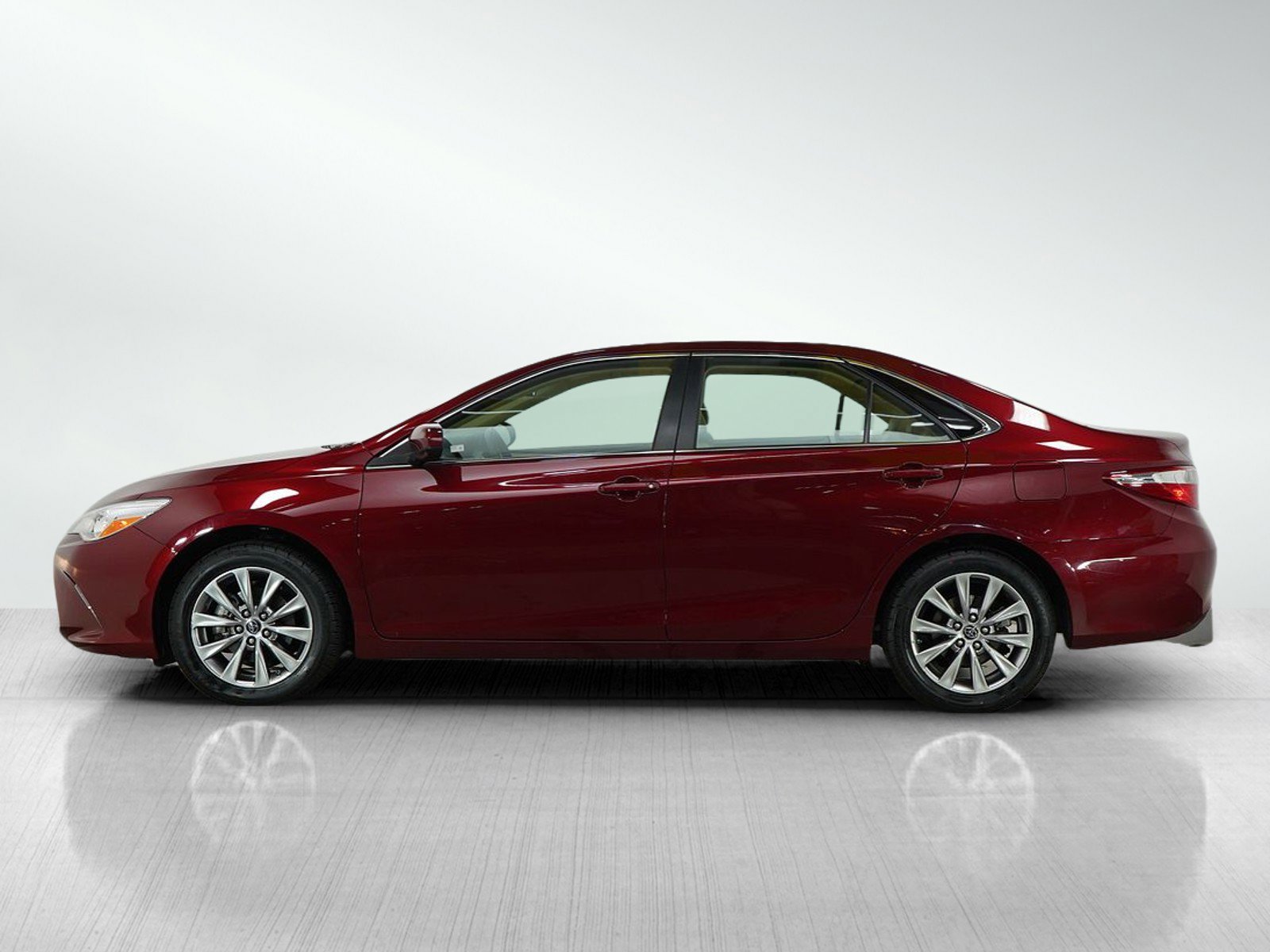 Used 2015 Toyota Camry XLE with VIN 4T1BF1FK3FU908655 for sale in Roseville, Minnesota