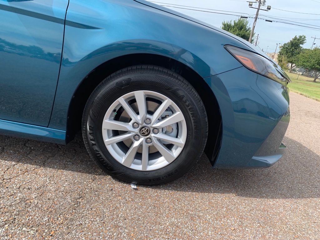 2025 Toyota Camry LE photo 9