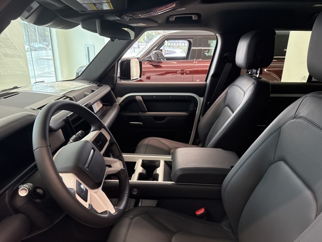2025 Land Rover Defender 110 X-Dynamic SE photo 3