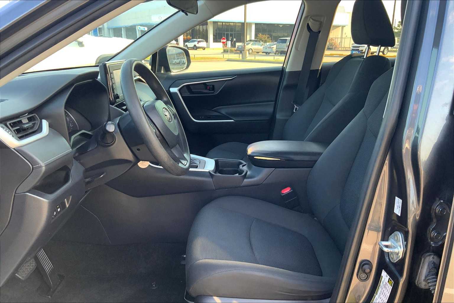 2021 Toyota RAV4 LE photo 7