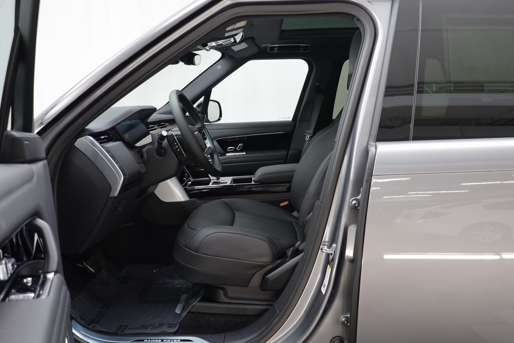 2025 Land Rover Range Rover SE photo 5