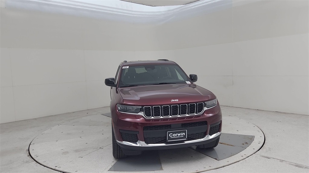 2025 Jeep Grand Cherokee Laredo photo 4