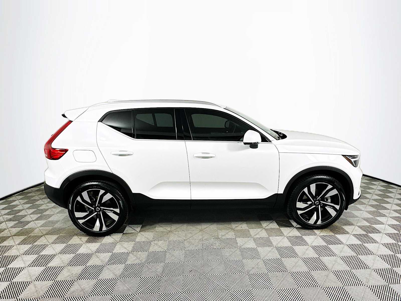 2025 Volvo XC40 AWD Plus photo 8