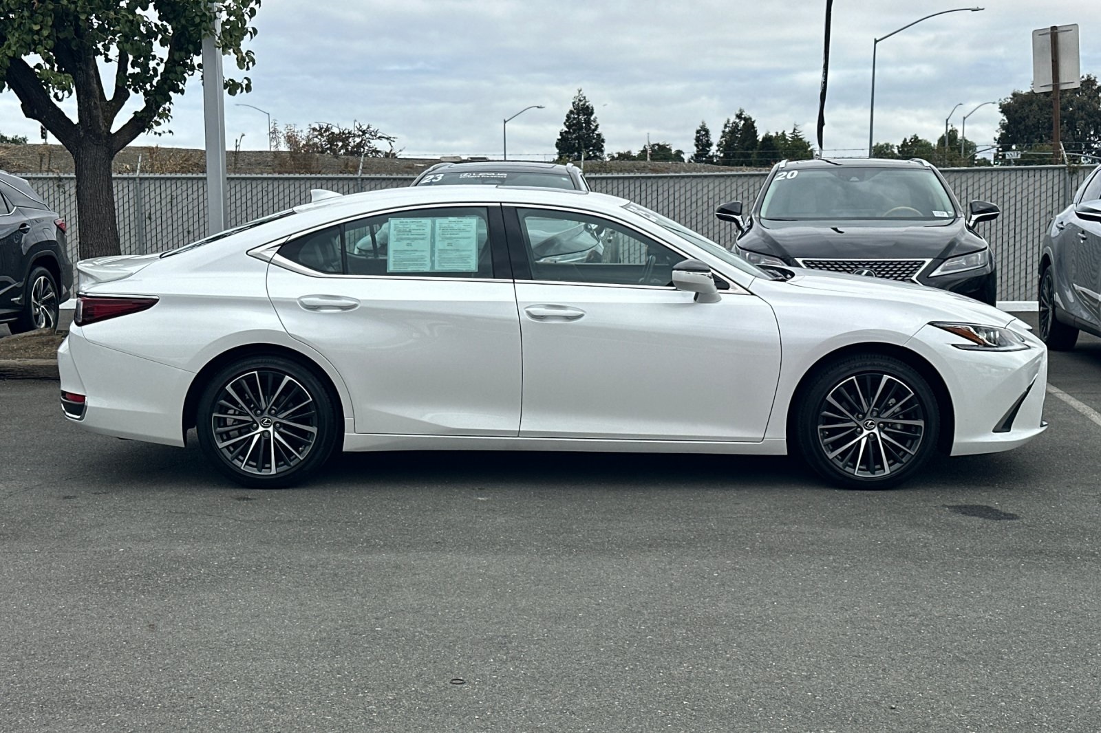 2025 Lexus ES 300h photo 3