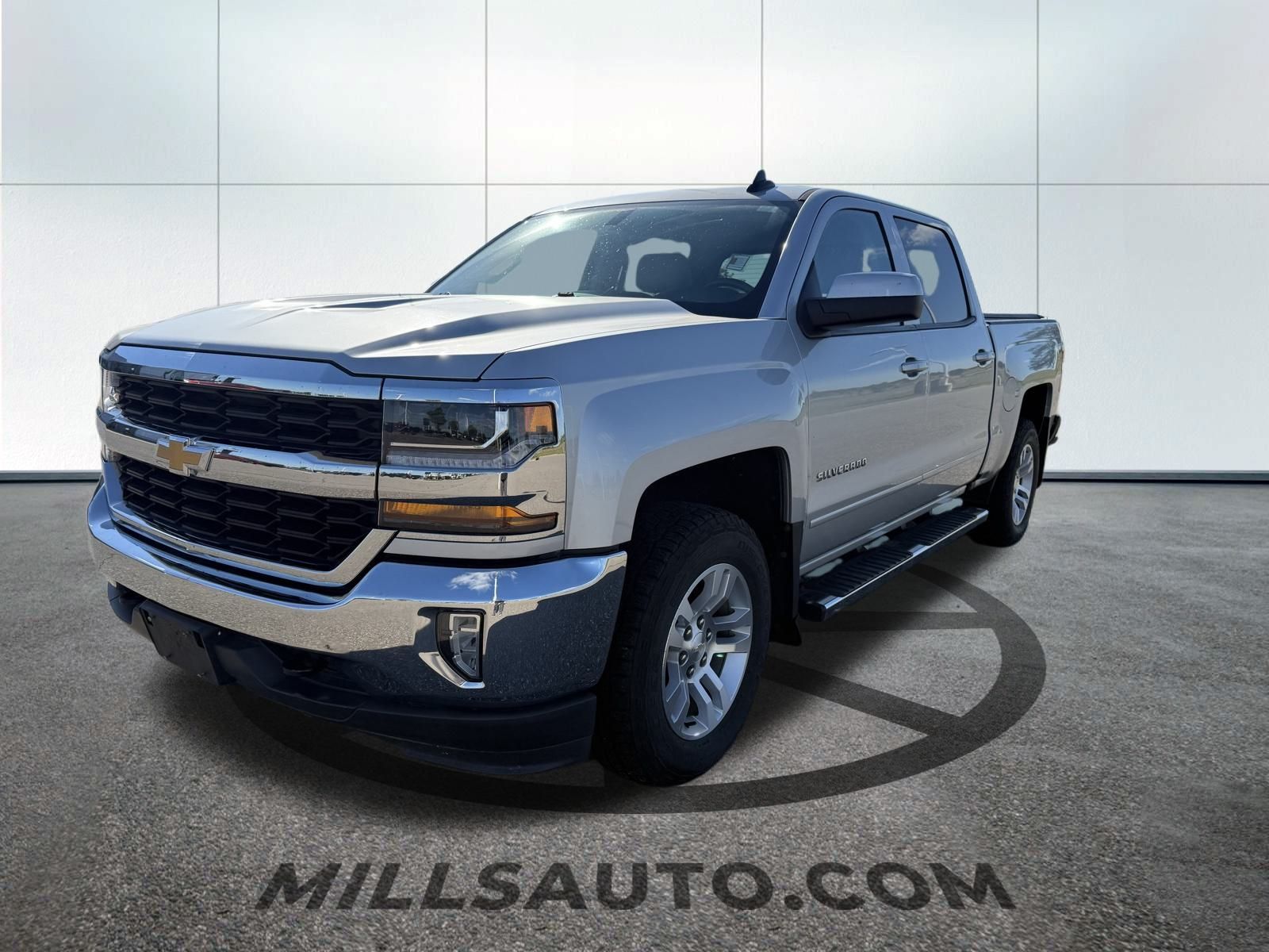 Used 2018 Chevrolet Silverado 1500 LT with VIN 3GCUKREC3JG511444 for sale in Willmar, Minnesota