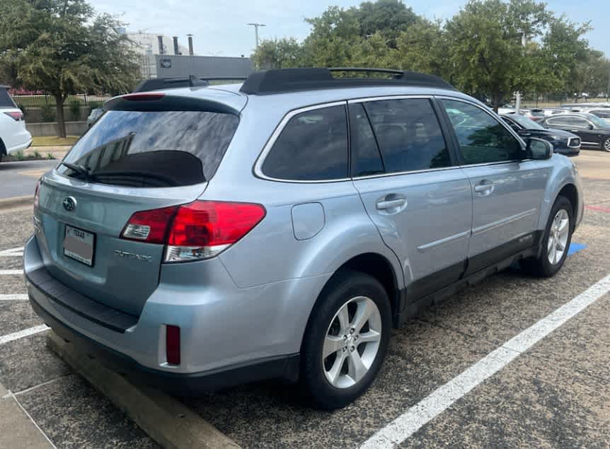 2013 Subaru Outback 2.5i Limited photo 3