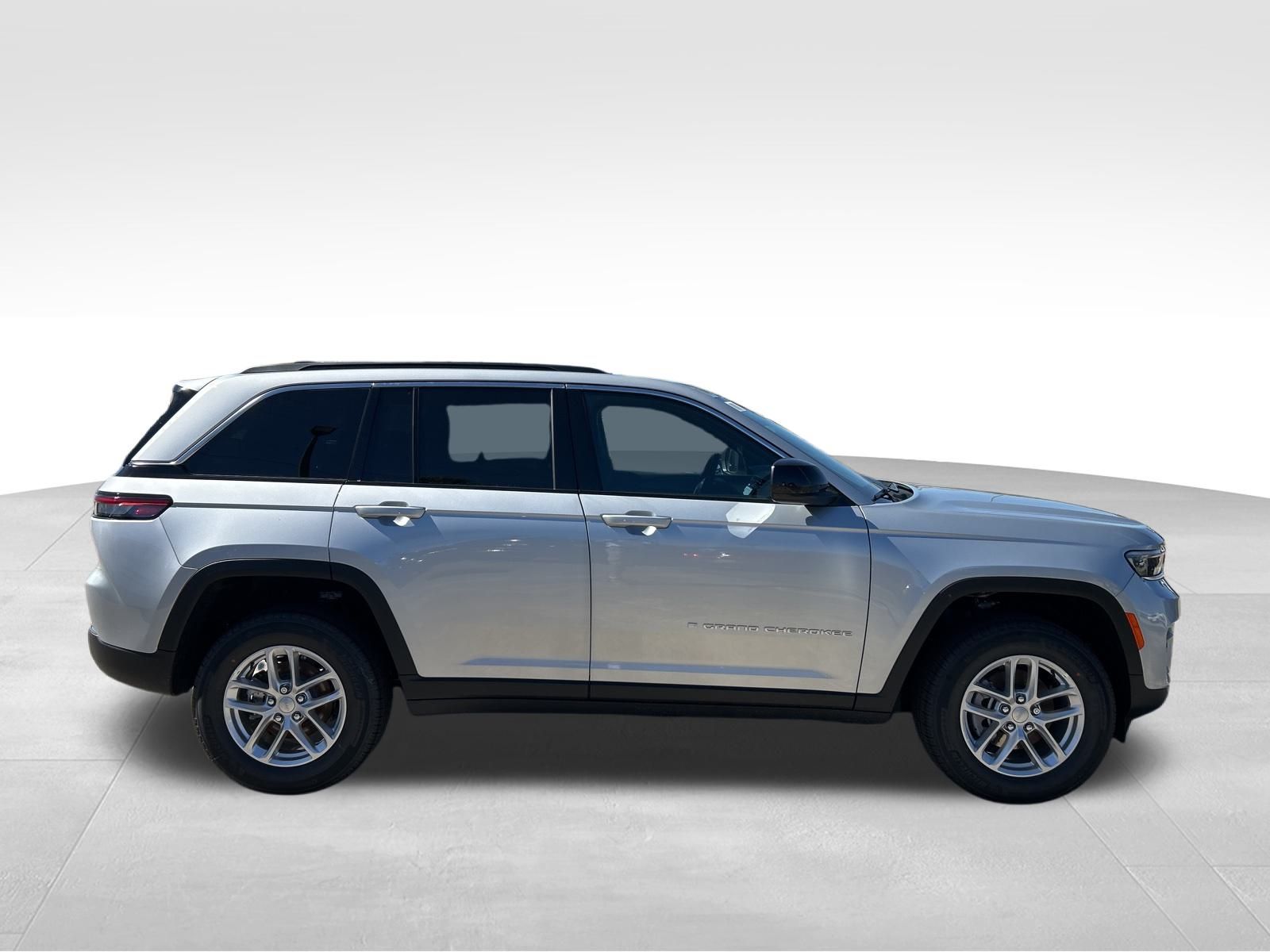 2025 Jeep Grand Cherokee Laredo photo 3