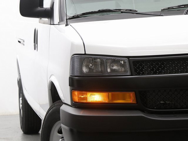 2025 Chevrolet Express Cargo 3500 photo 4