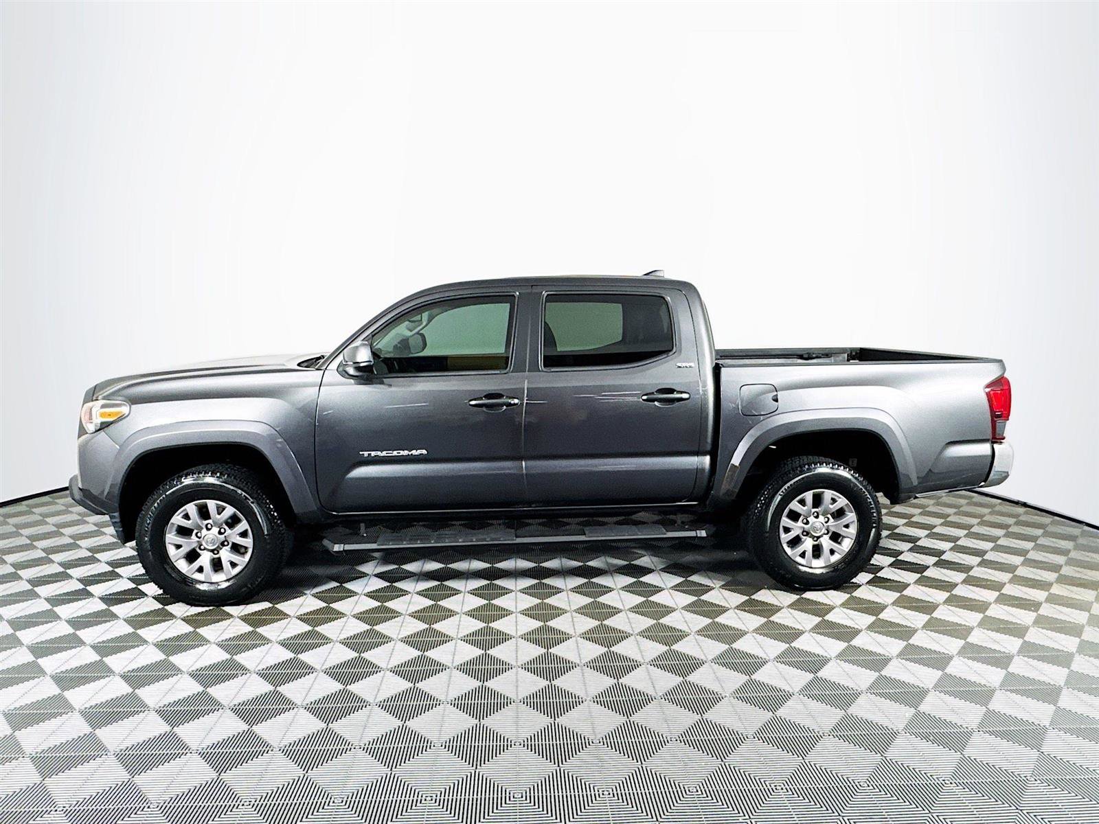 2018 Toyota Tacoma SR5 photo 3