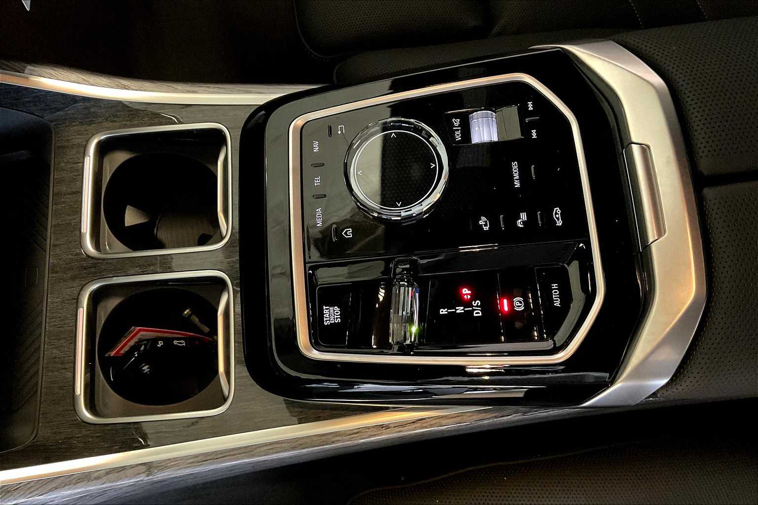 2026 Bmw 750e photo 7
