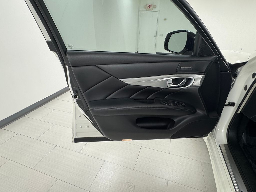 2019 Infiniti Q70 photo 10