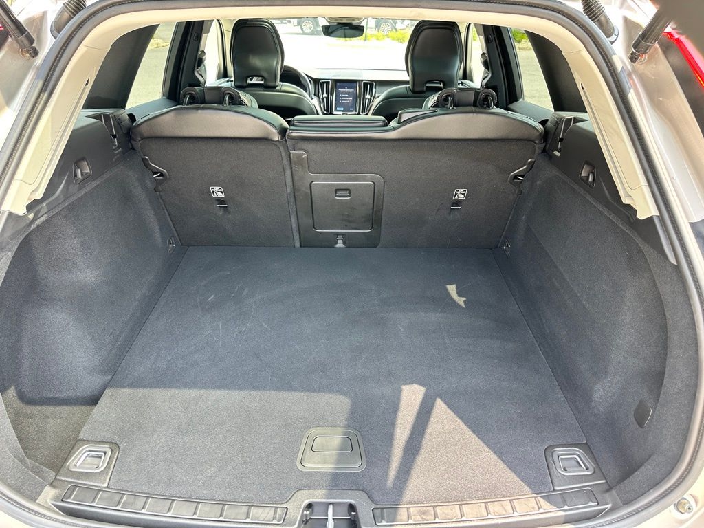 2025 Volvo XC60 B5 Core photo 7