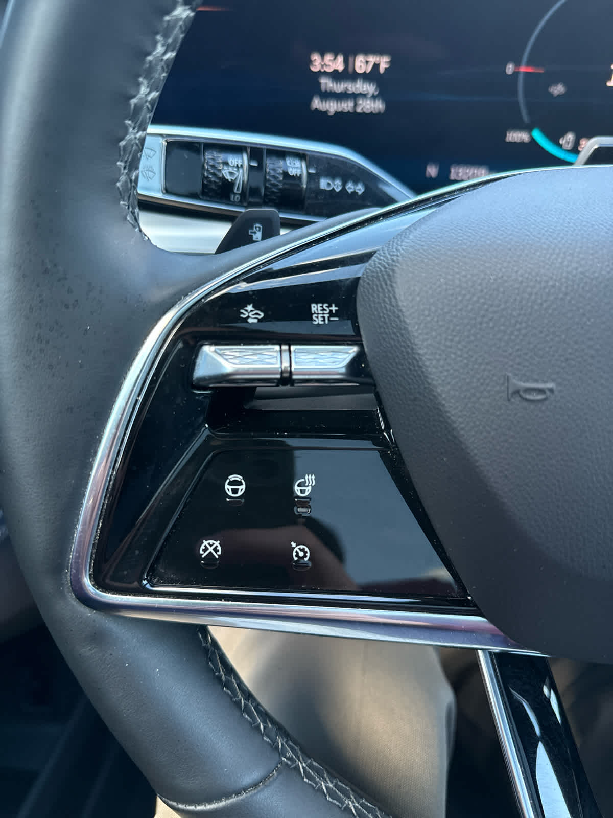 2025 Cadillac Lyriq Luxury photo 25
