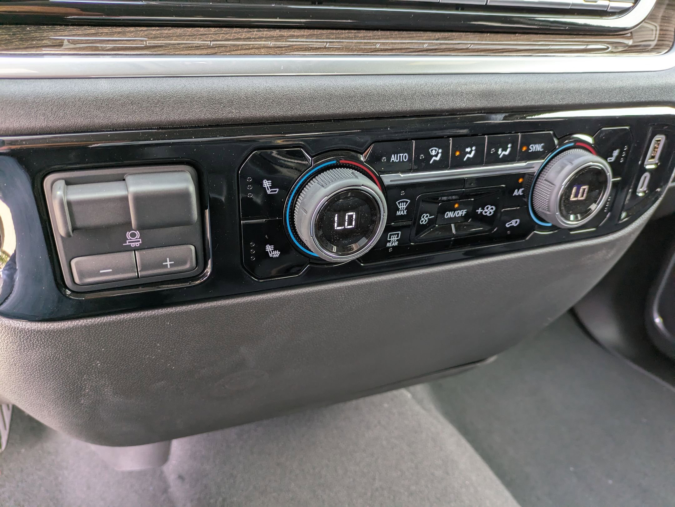 2025 Chevrolet Silverado RST photo 18