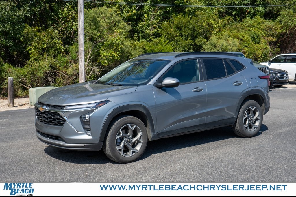 2025 Chevrolet Trax LT photo 2