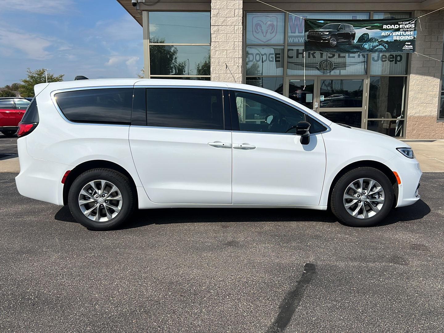 2026 Chrysler Pacifica photo 8