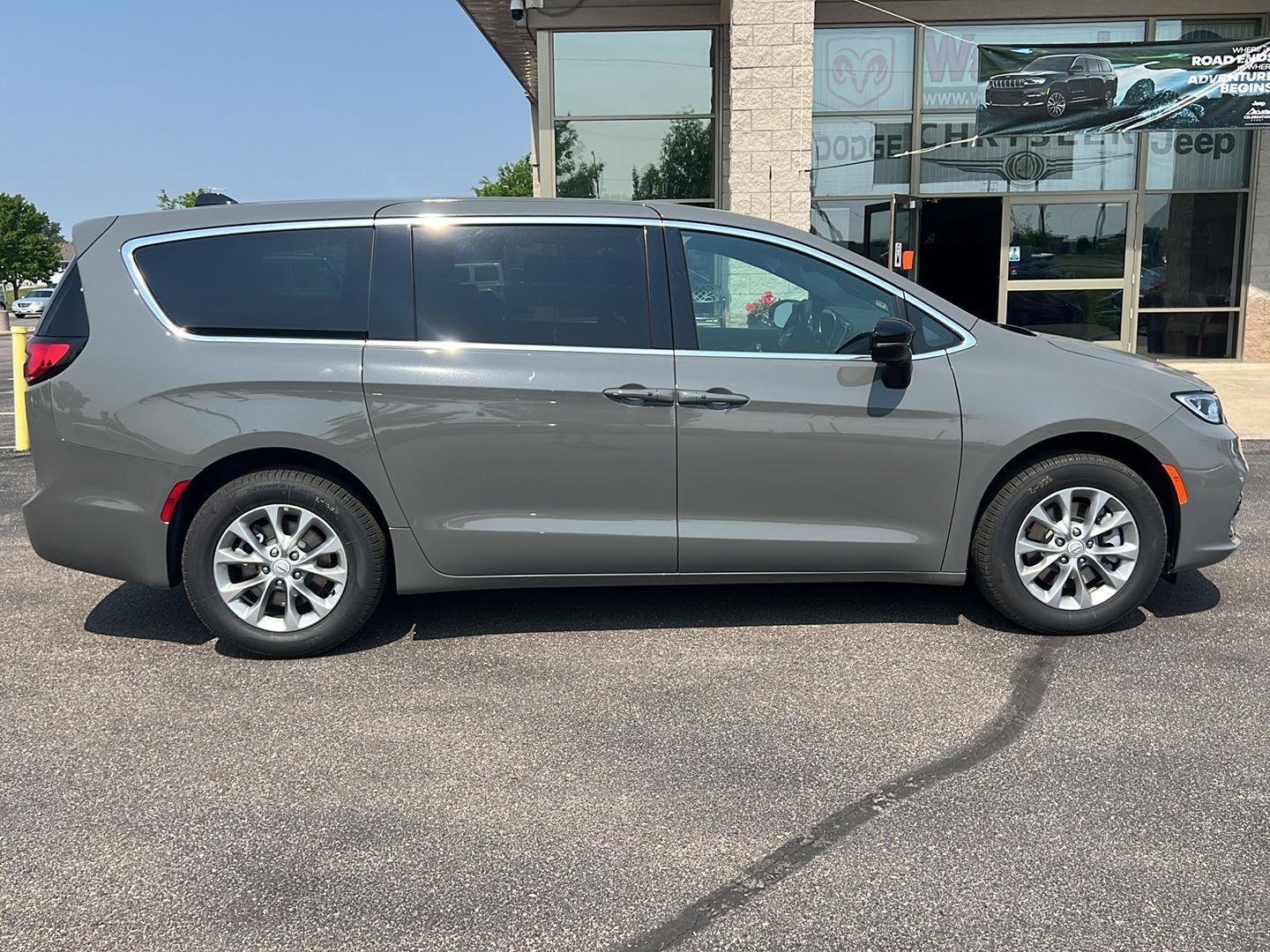 2025 Chrysler Pacifica photo 8