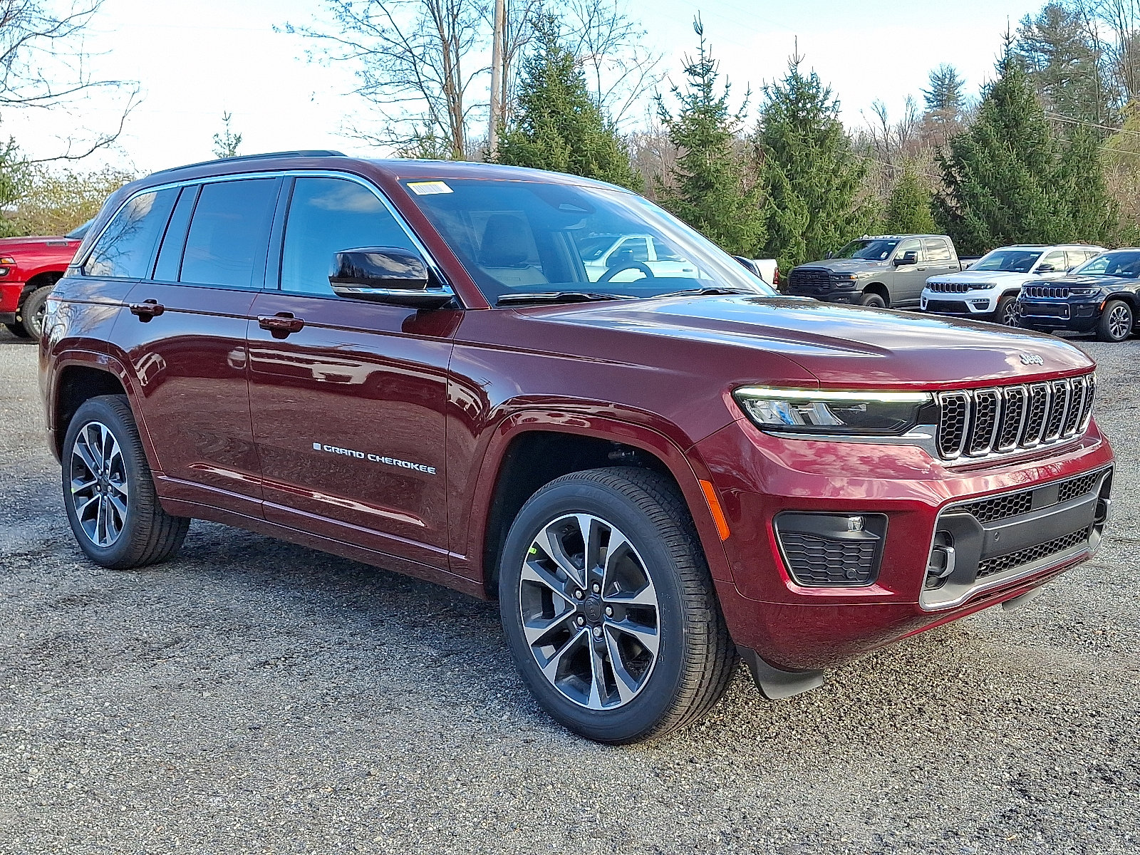 2025 Jeep Grand Cherokee Overland photo 2