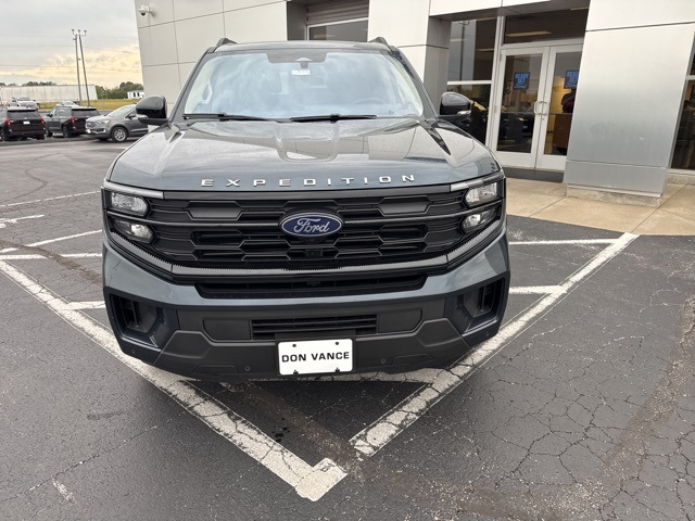 2025 Ford Expedition photo 8