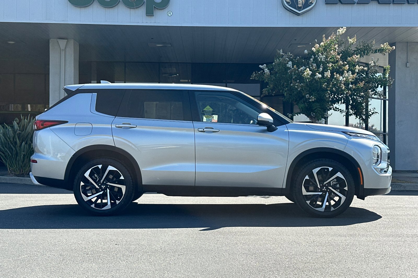 2024 Mitsubishi Outlander SE photo 3