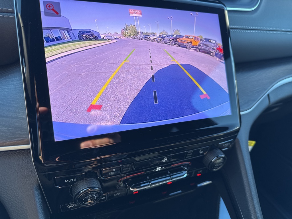 2025 Jeep Grand Cherokee Limited photo 2