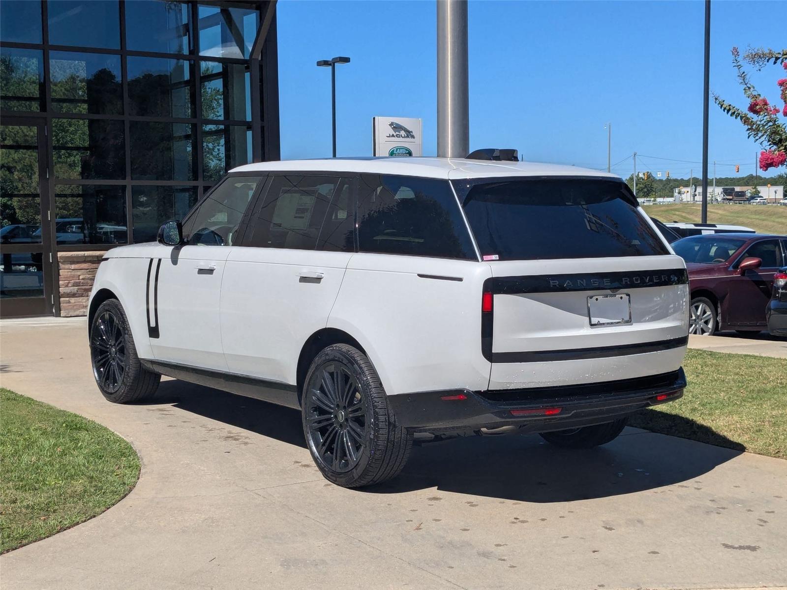 2025 Land Rover Range Rover SE photo 4
