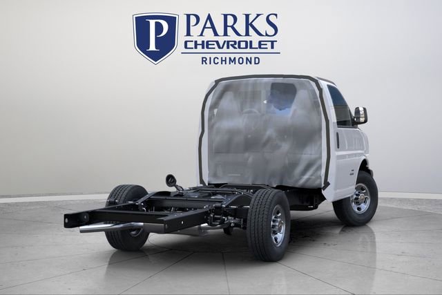 2025 Chevrolet Express Cutaway 3500 photo 3