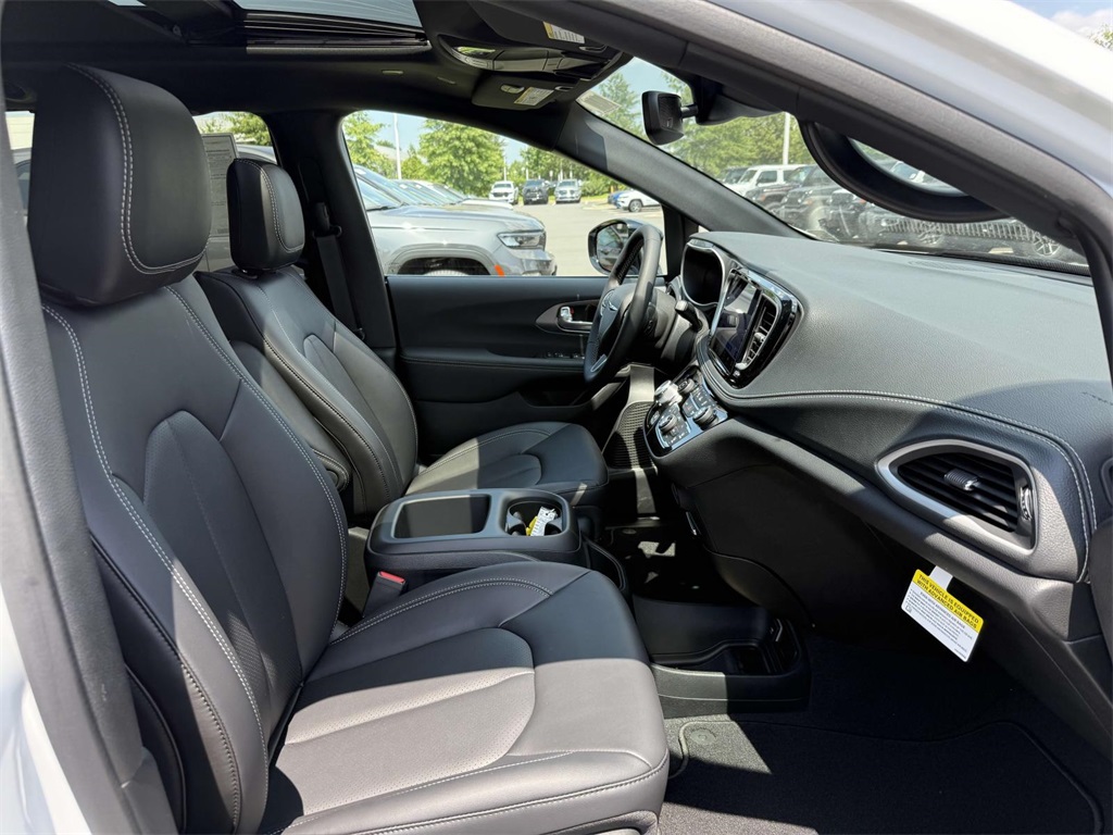 2025 Chrysler Pacifica photo 14